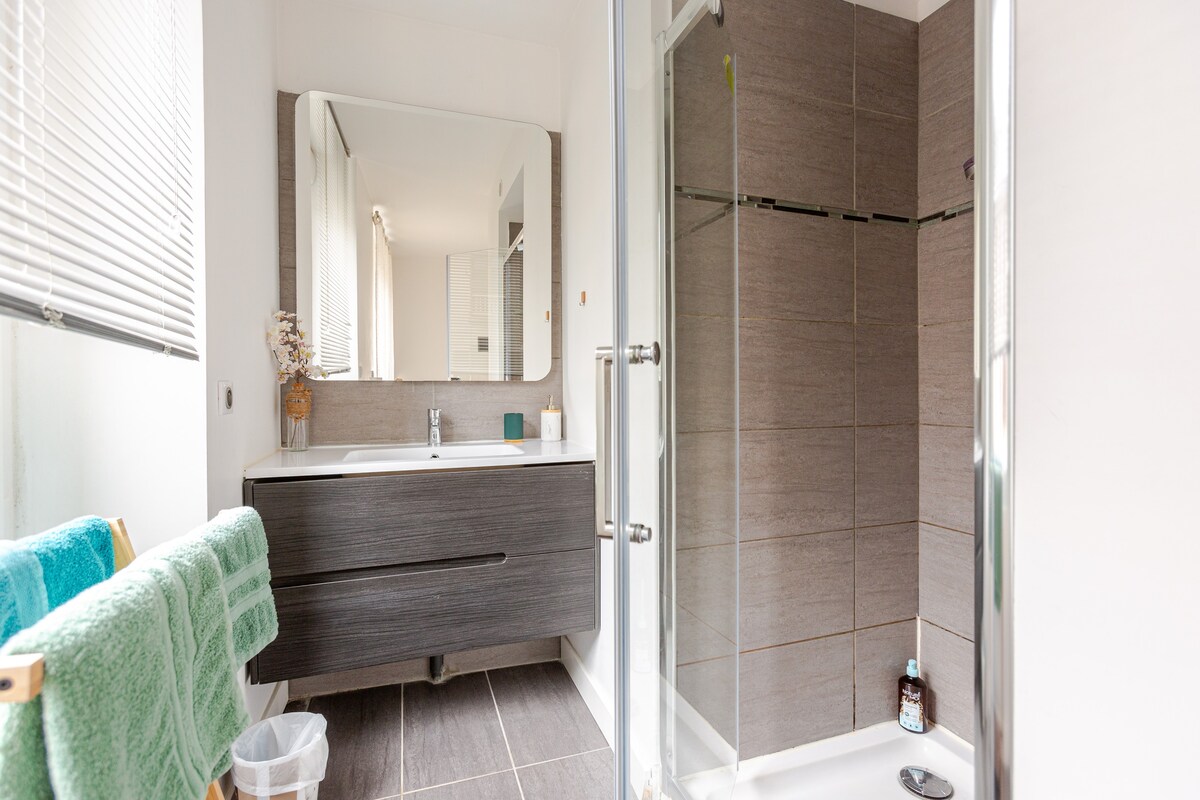 Salle de bain moderne avec douche